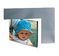 Portaretrato de aluminio con logo grabado
