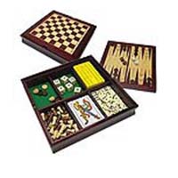 set de juegos en estuche de madera con logo grabado